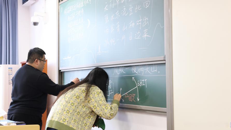 #华电板书惊艳全场似字帖重现#[奋笔疾书]#华电教师凭板书实力出圈#你